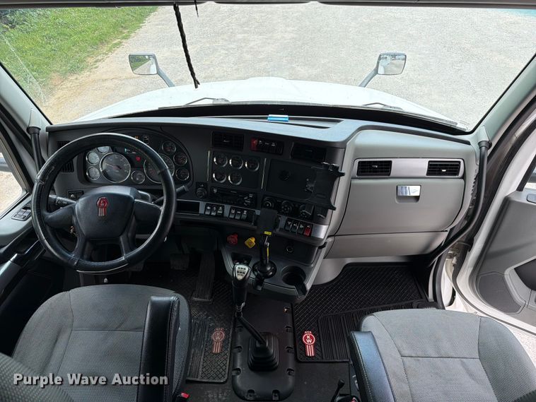 image for item FC3145 2020 Kenworth T680 semi truck