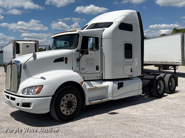 image for item FC3147 2014 Kenworth T660 semi truck