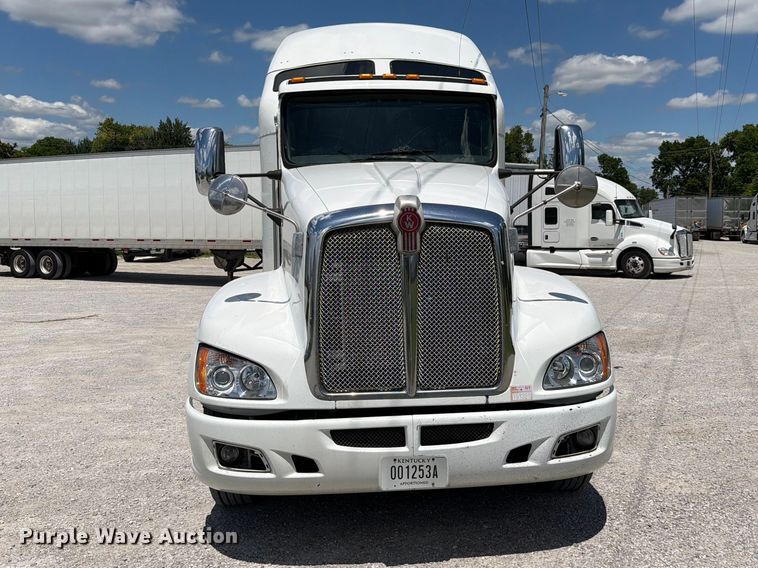 image for item FC3147 2014 Kenworth T660 semi truck