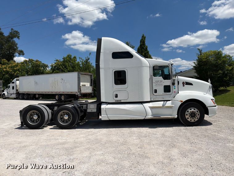 image for item FC3147 2014 Kenworth T660 semi truck