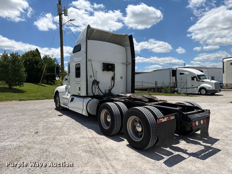 image for item FC3147 2014 Kenworth T660 semi truck