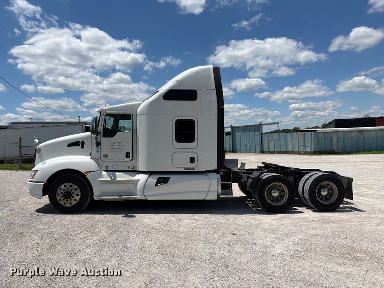 image for item FC3147 2014 Kenworth T660 semi truck