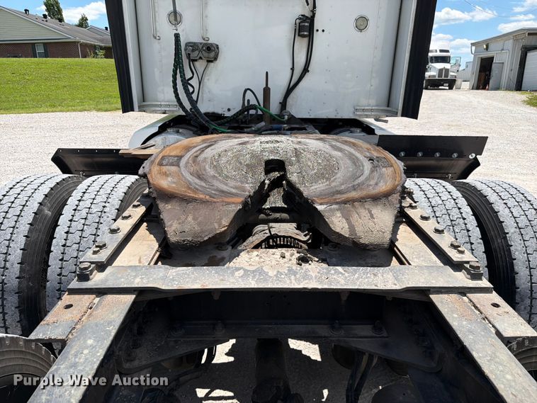 image for item FC3147 2014 Kenworth T660 semi truck