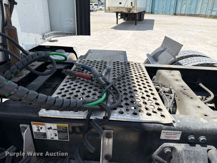 image for item FC3147 2014 Kenworth T660 semi truck