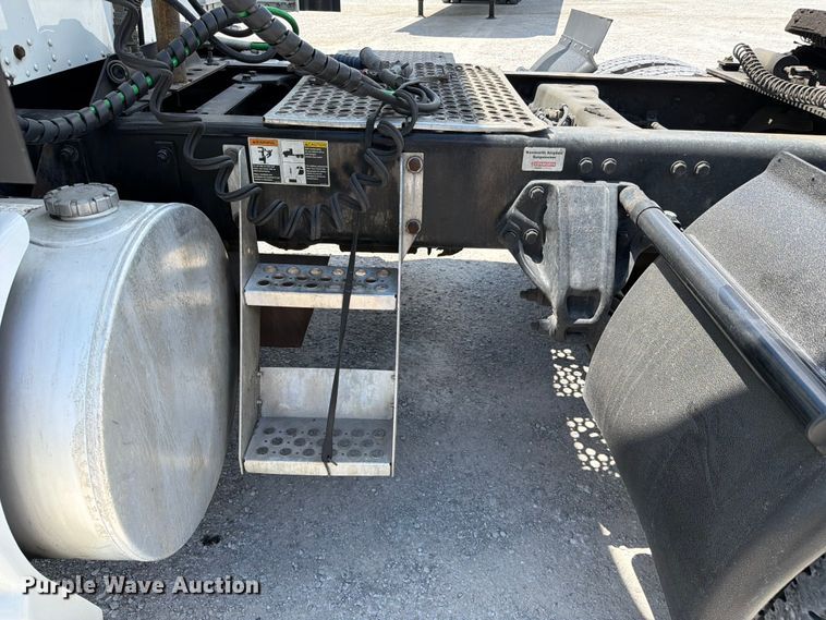 image for item FC3147 2014 Kenworth T660 semi truck