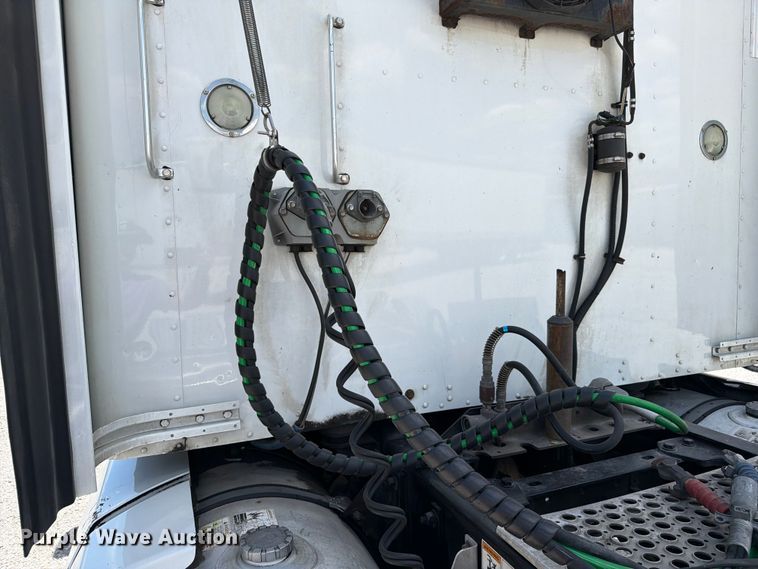 image for item FC3147 2014 Kenworth T660 semi truck