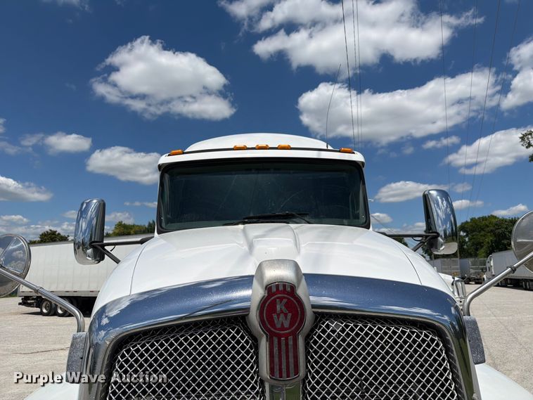 image for item FC3147 2014 Kenworth T660 semi truck