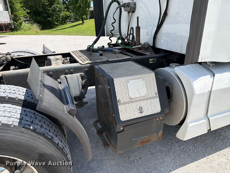 image for item FC3147 2014 Kenworth T660 semi truck