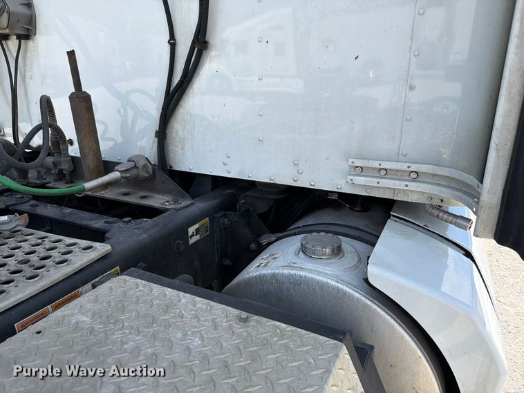 image for item FC3147 2014 Kenworth T660 semi truck