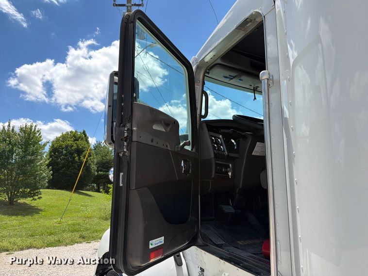 image for item FC3147 2014 Kenworth T660 semi truck