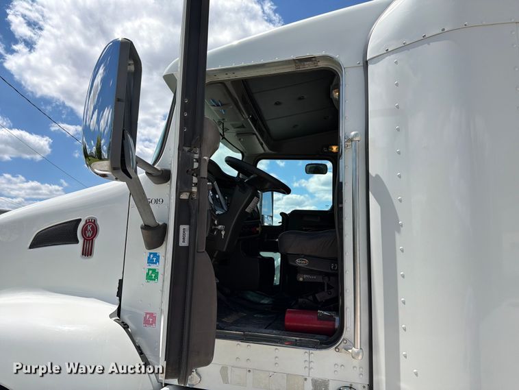 image for item FC3147 2014 Kenworth T660 semi truck