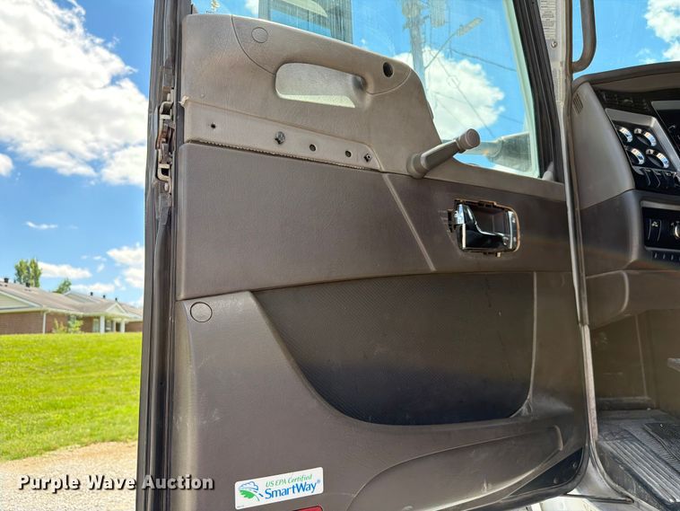 image for item FC3147 2014 Kenworth T660 semi truck