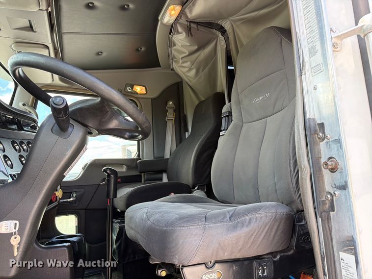 image for item FC3147 2014 Kenworth T660 semi truck