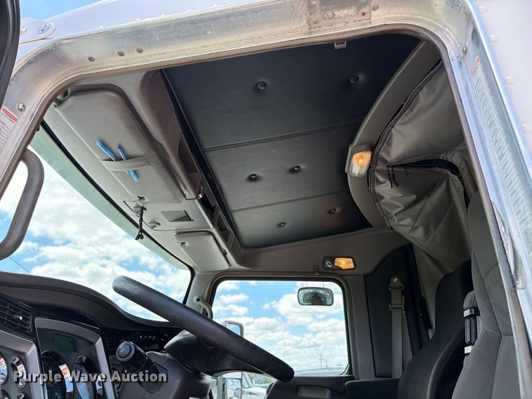 image for item FC3147 2014 Kenworth T660 semi truck