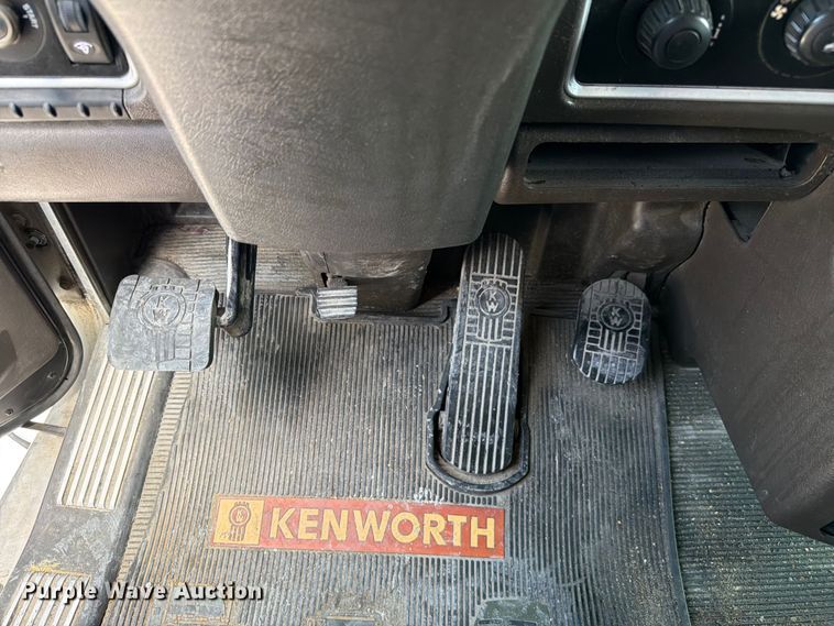 image for item FC3147 2014 Kenworth T660 semi truck