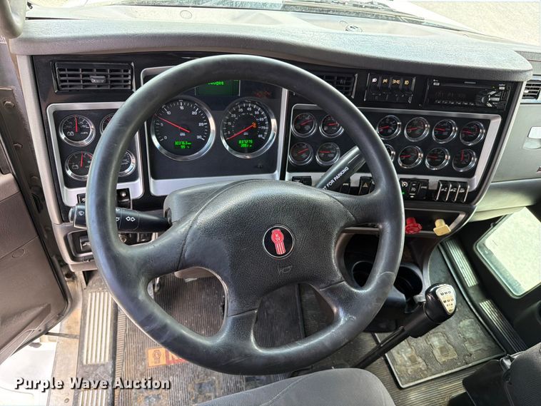 image for item FC3147 2014 Kenworth T660 semi truck