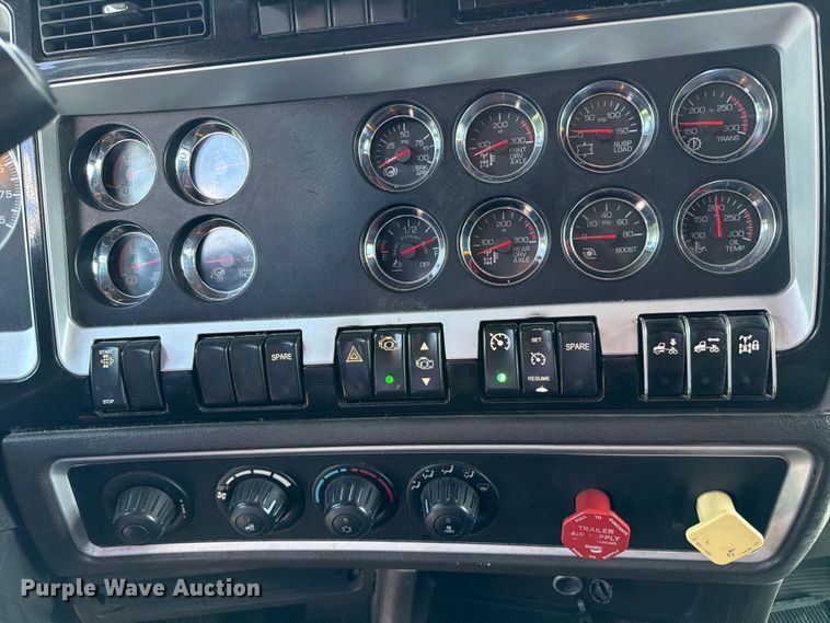 image for item FC3147 2014 Kenworth T660 semi truck