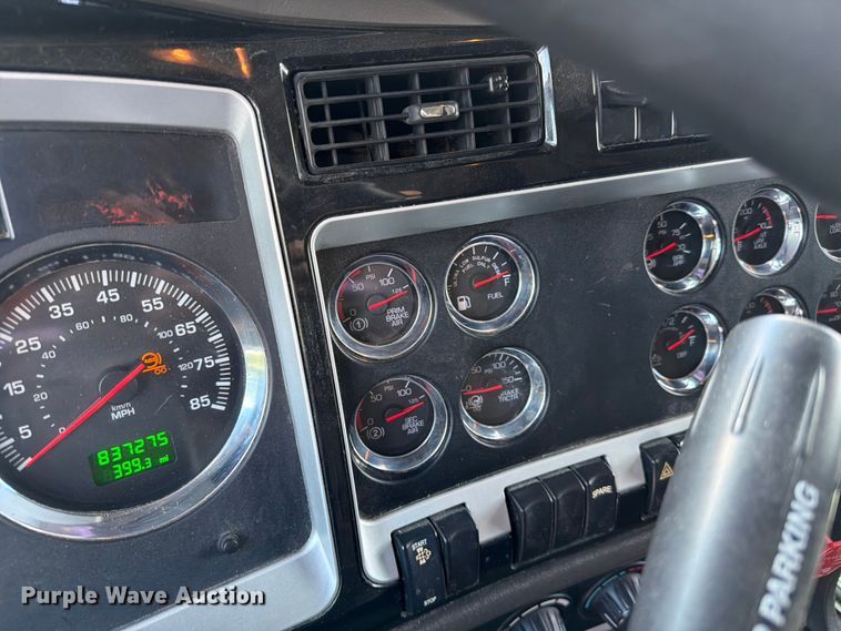 image for item FC3147 2014 Kenworth T660 semi truck