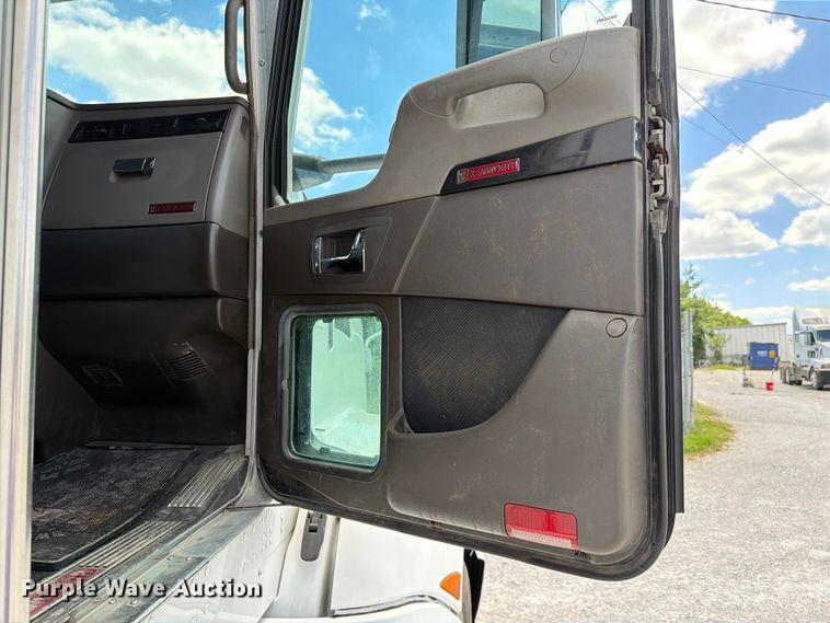 image for item FC3147 2014 Kenworth T660 semi truck