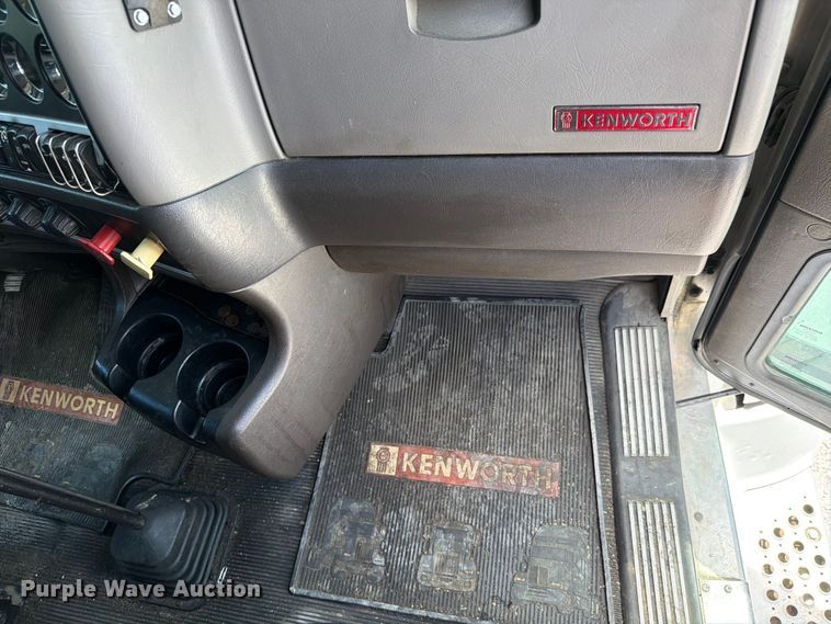 image for item FC3147 2014 Kenworth T660 semi truck