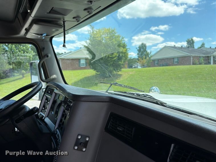image for item FC3147 2014 Kenworth T660 semi truck