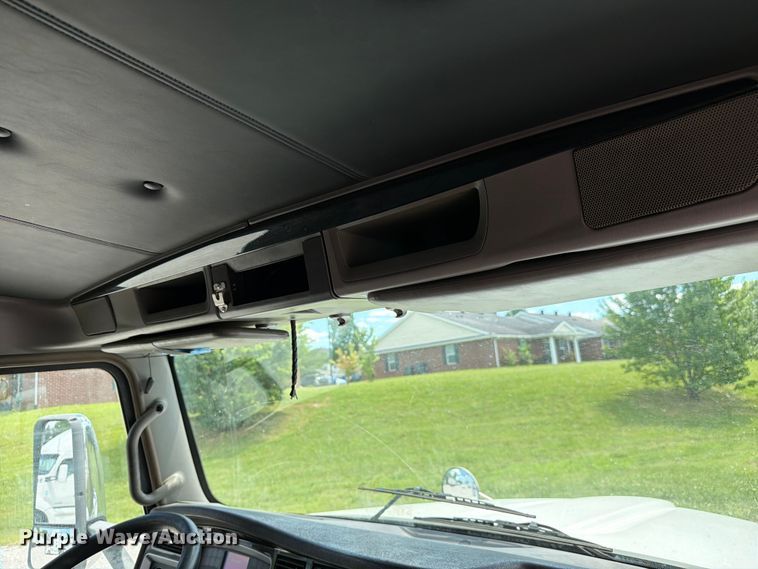 image for item FC3147 2014 Kenworth T660 semi truck