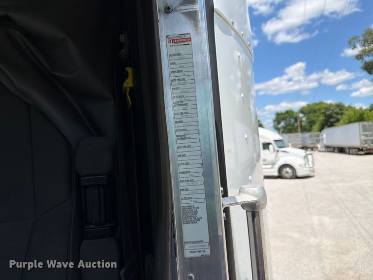 image for item FC3147 2014 Kenworth T660 semi truck