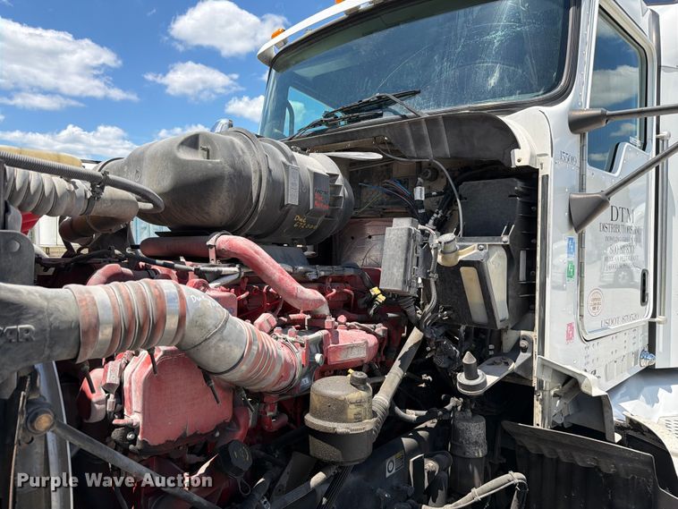 image for item FC3147 2014 Kenworth T660 semi truck
