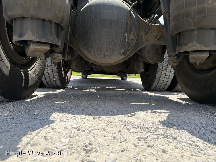 image for item FC3147 2014 Kenworth T660 semi truck