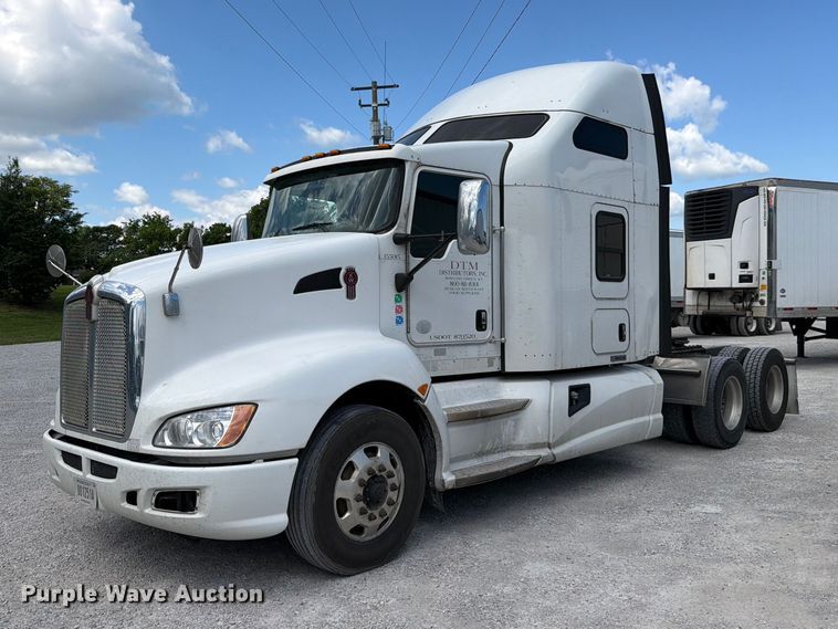 image for item FC3149 2012 Kenworth T660 semi truck