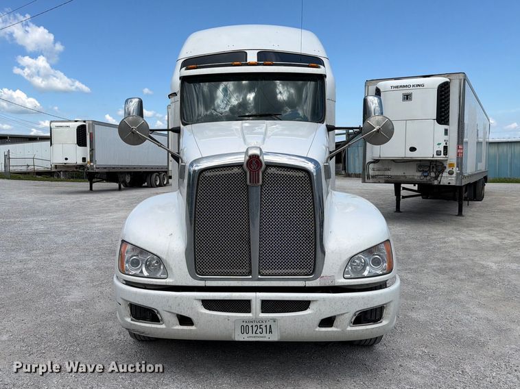 image for item FC3149 2012 Kenworth T660 semi truck