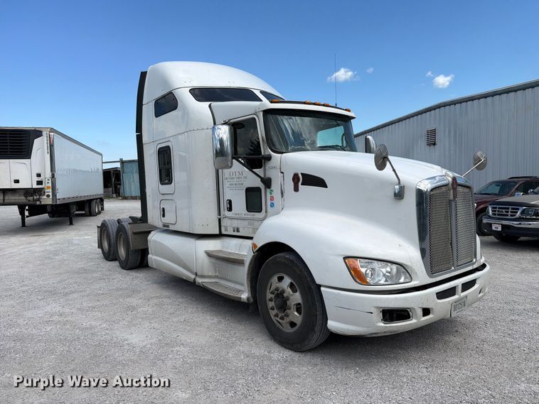 image for item FC3149 2012 Kenworth T660 semi truck