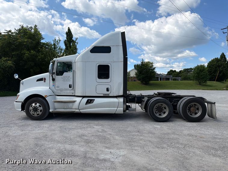 image for item FC3149 2012 Kenworth T660 semi truck