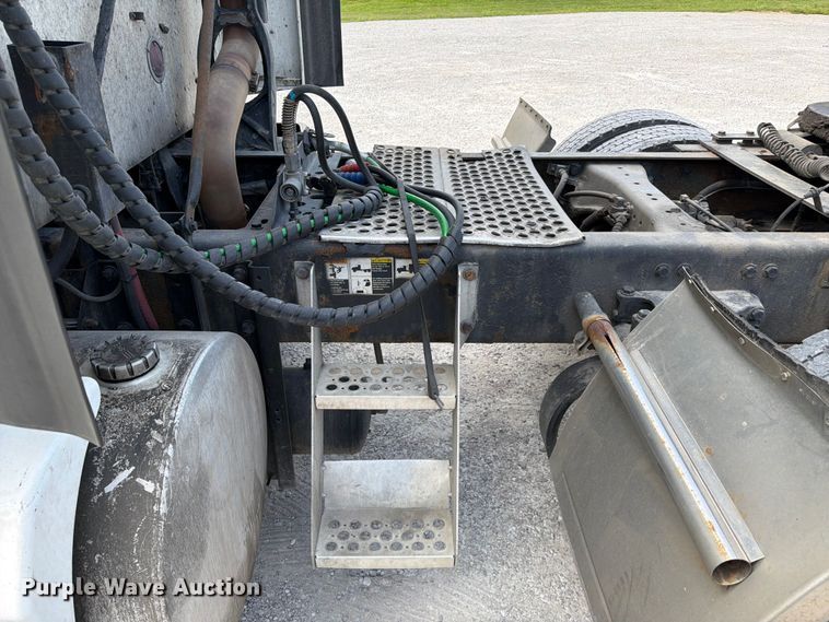 image for item FC3149 2012 Kenworth T660 semi truck