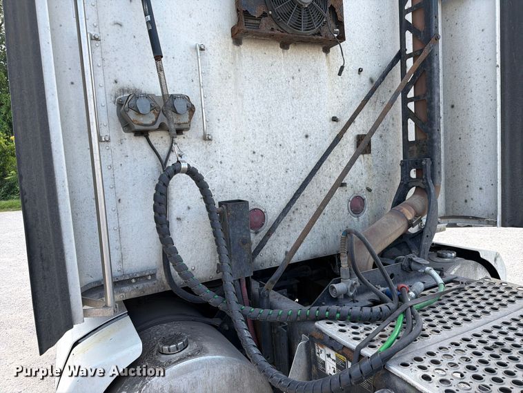 image for item FC3149 2012 Kenworth T660 semi truck