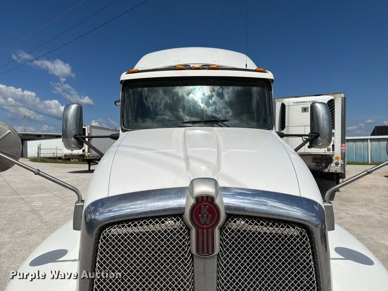 image for item FC3149 2012 Kenworth T660 semi truck