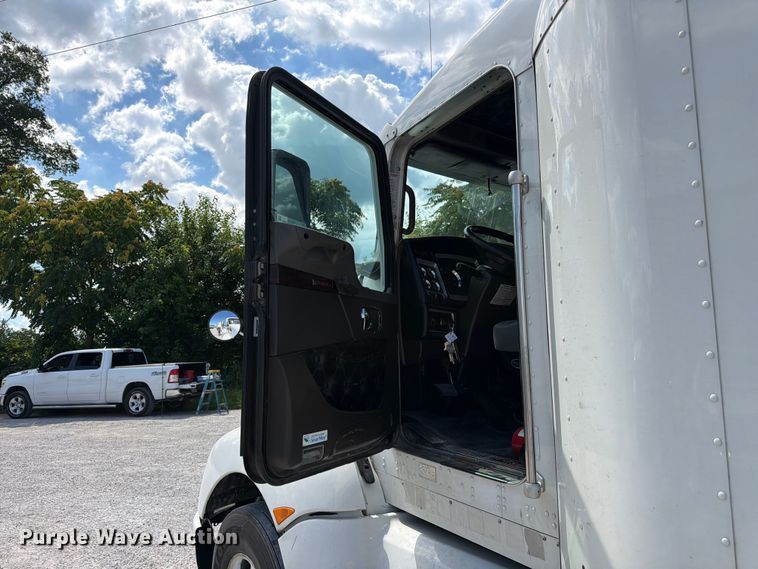 image for item FC3149 2012 Kenworth T660 semi truck