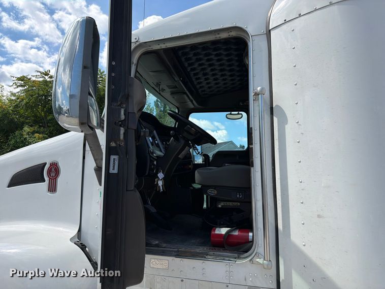 image for item FC3149 2012 Kenworth T660 semi truck