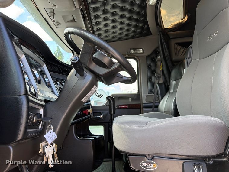 image for item FC3149 2012 Kenworth T660 semi truck