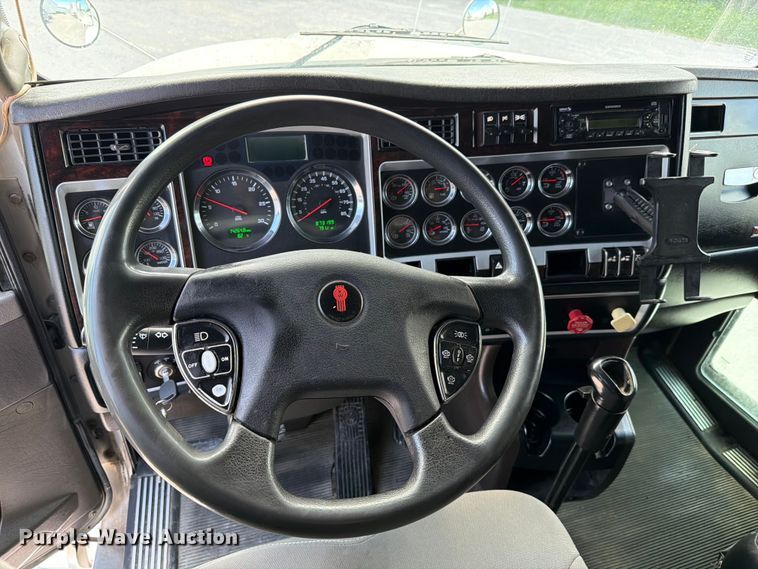 image for item FC3149 2012 Kenworth T660 semi truck