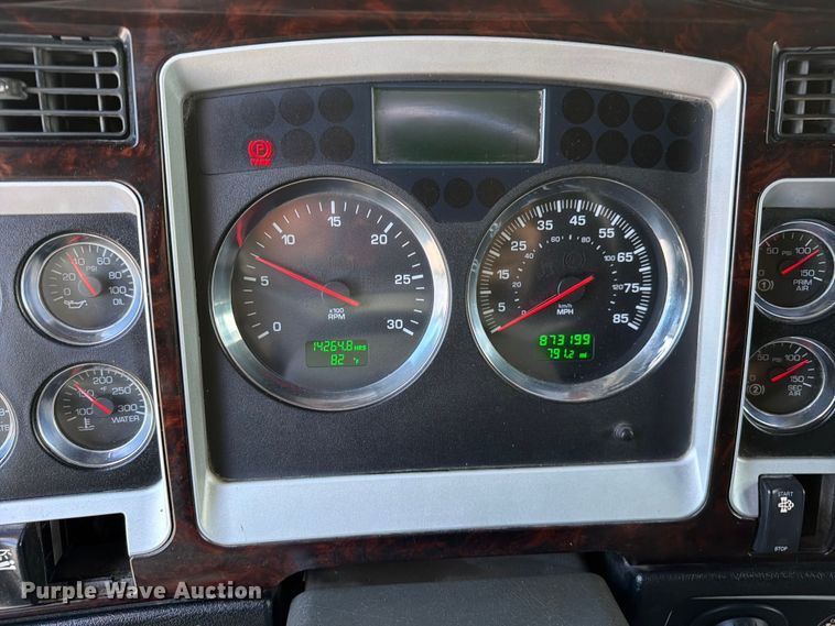 image for item FC3149 2012 Kenworth T660 semi truck