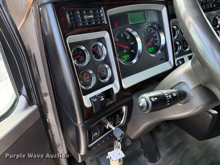image for item FC3149 2012 Kenworth T660 semi truck