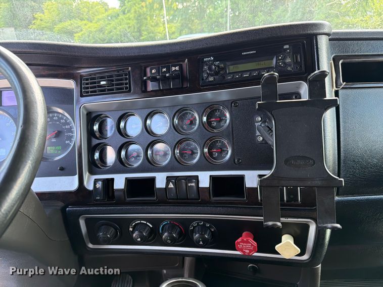 image for item FC3149 2012 Kenworth T660 semi truck