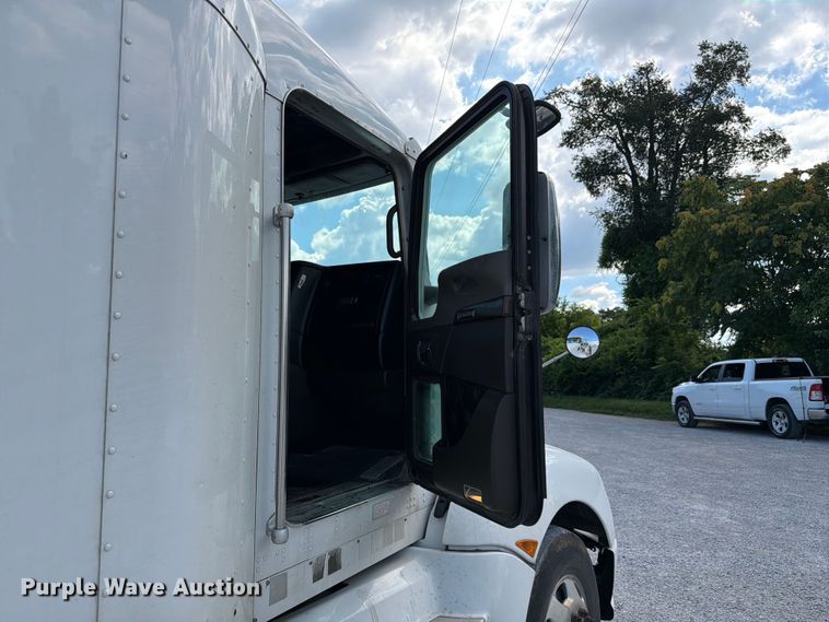 image for item FC3149 2012 Kenworth T660 semi truck