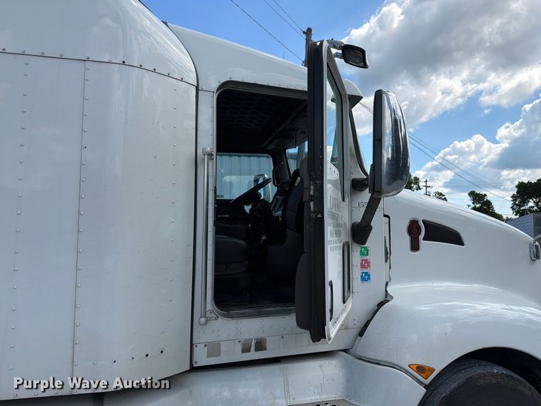 image for item FC3149 2012 Kenworth T660 semi truck
