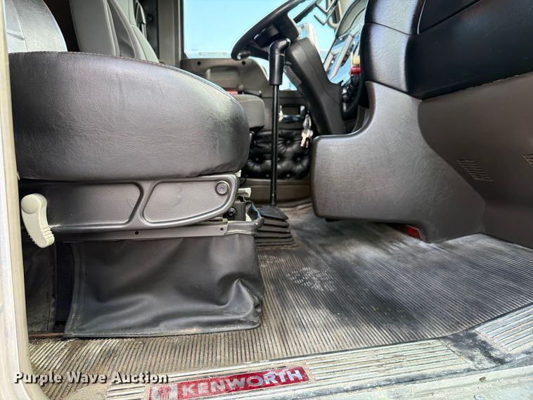 image for item FC3149 2012 Kenworth T660 semi truck