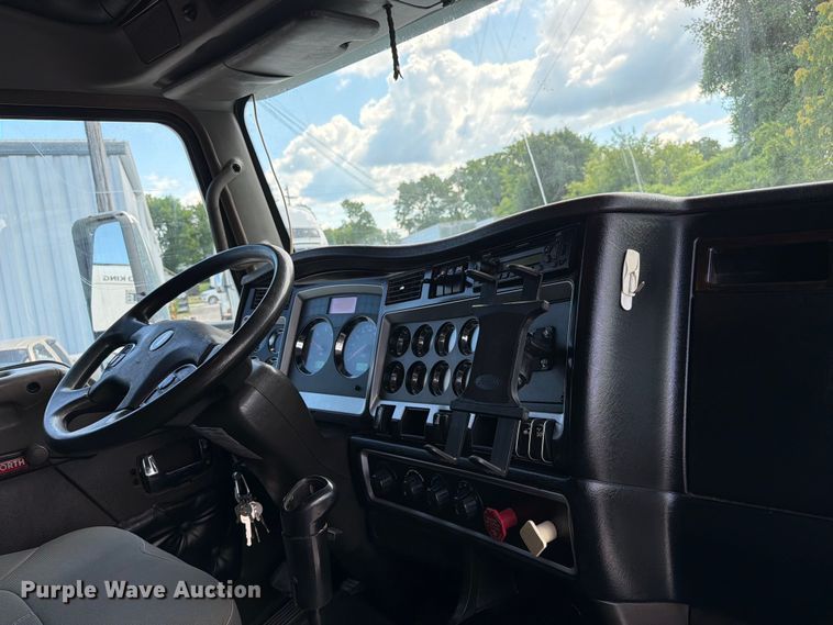 image for item FC3149 2012 Kenworth T660 semi truck