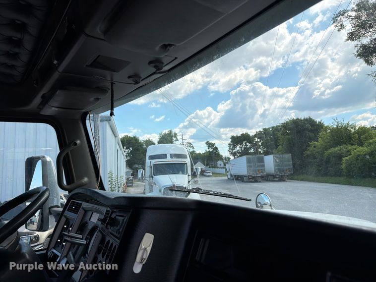 image for item FC3149 2012 Kenworth T660 semi truck