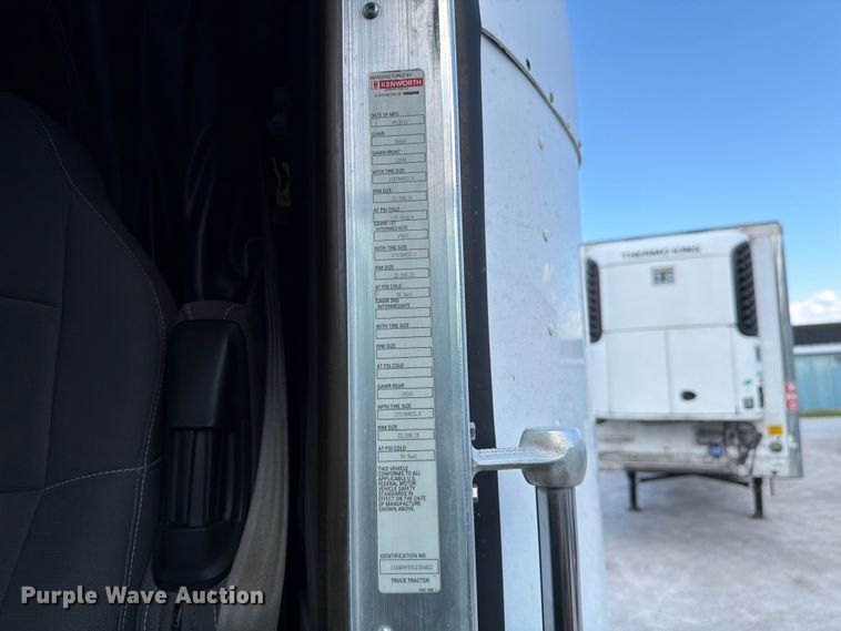image for item FC3149 2012 Kenworth T660 semi truck
