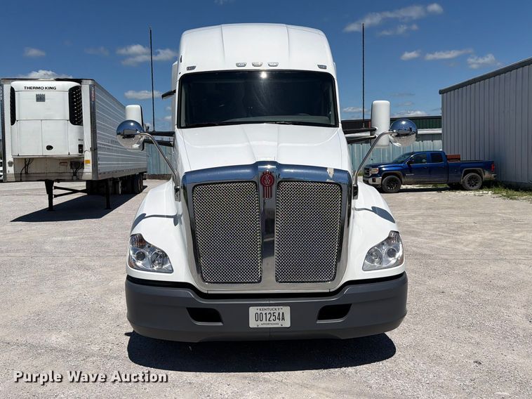 image for item FC3152 2016 Kenworth T680 semi truck